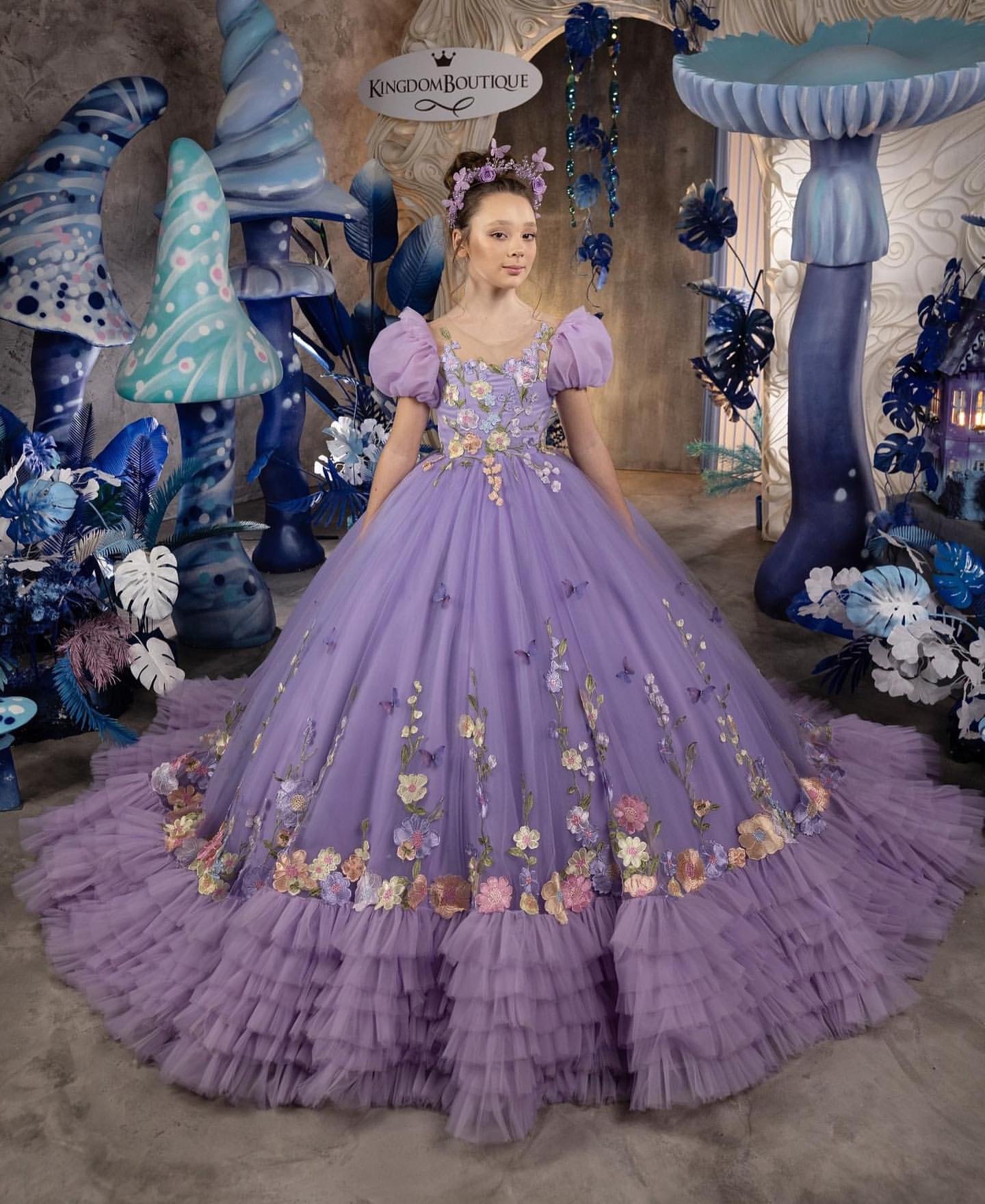 Lavender Ball Gown Wer Girls Dresses Sheer Jewel Neck Short Sleeves Girl Pageant Gowns Appliques Tiered Bottom First Communion Dress Kids Formal Wear 