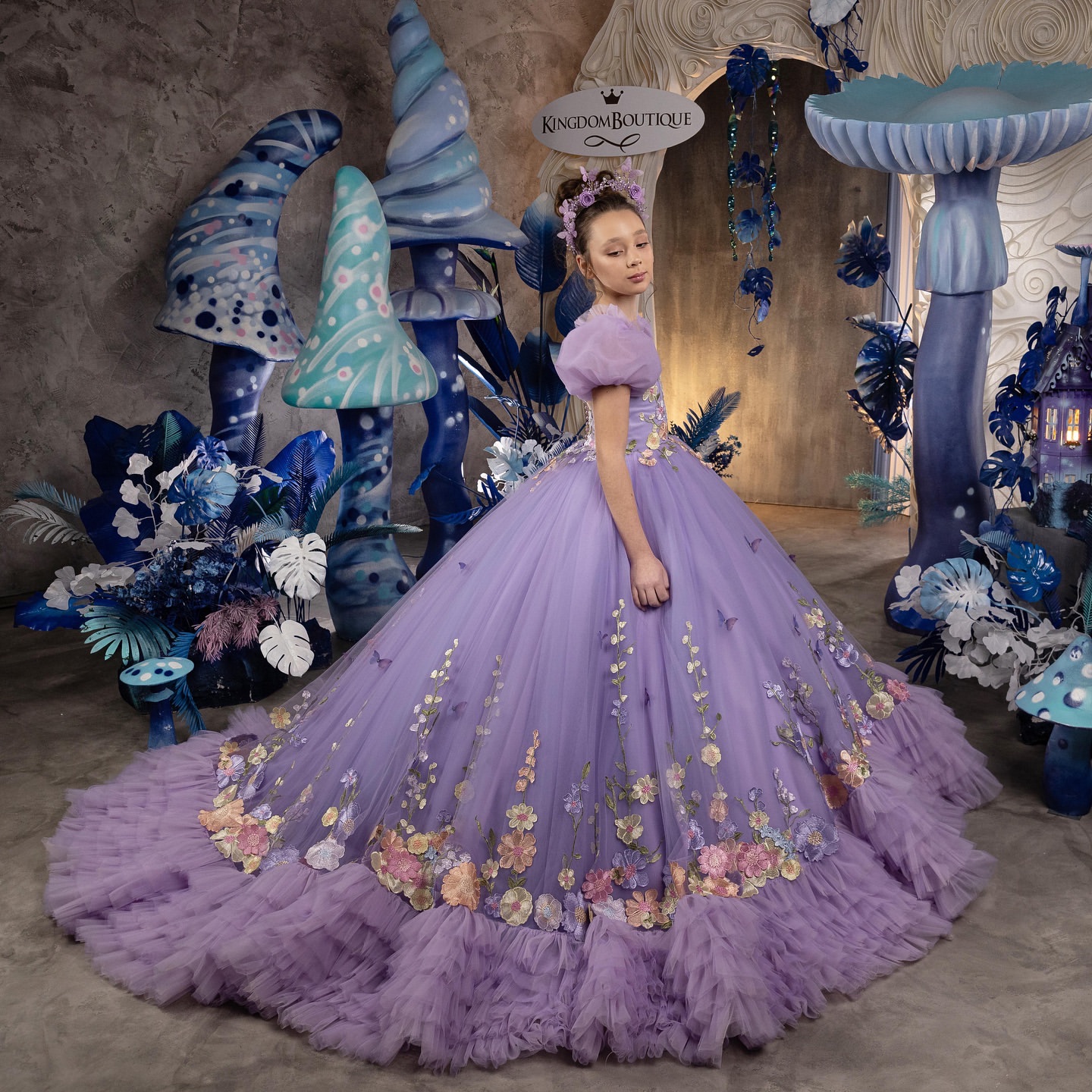 Lavender Ball Gown Wer Girls Dresses Sheer Jewel Neck Short Sleeves Girl Pageant Gowns Appliques Tiered Bottom First Communion Dress Kids Formal Wear 
