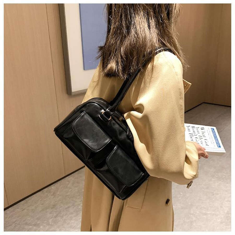 New Fashion and Leisure Women's Handbag, Versatile for Commuting, Underarm Bag, Double Front Pocket, Handheld Shoulder Bag