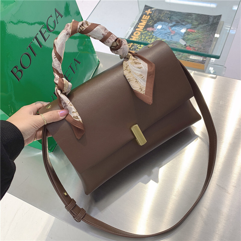Hot Sale 2021 Style New Fashion Straddle Women's Handbag European And American Shoulder Tote Bag Hasp Style PU Paisley BagVoyage