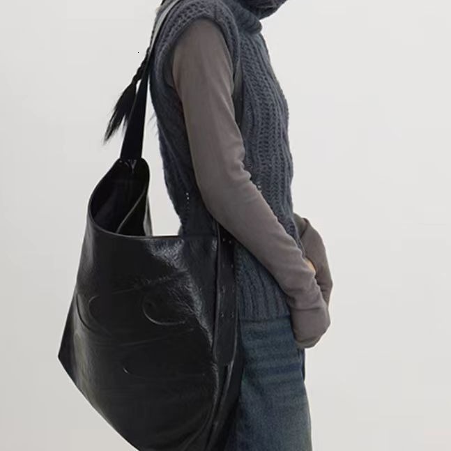 2025S Designer Large Capacity for Women Simple Soft Leather Single Underarm Bag Tongqin Cross Shoulder Oil Wax Bag