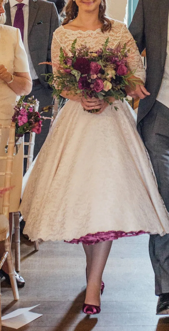 Vintage Tea Length Lace Wedding Dresses With Pleats Fuchsia Skirt A Line Elegant Bridal Gown Open Back Bow Sash Classic Short Bride Dress