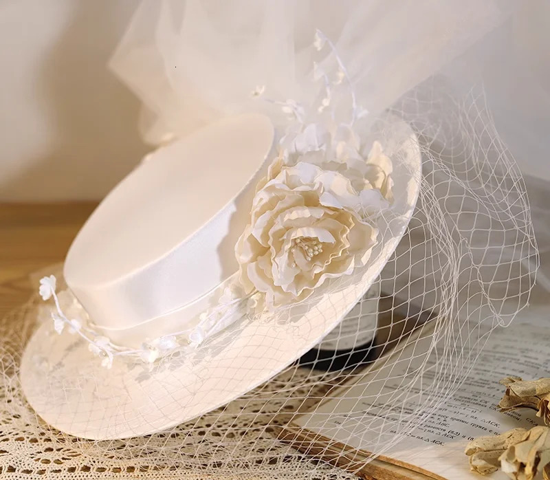French Style Wide Mesh Brim Wedding Hat for Women White Satin Flat Fedora Cap Flower Bowknot Bride Formal Church Headpieces 240410