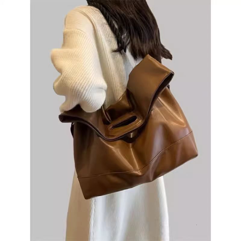 New A4 Level Women's Niche Soft Leather Can Accommodate Cross Body Commuting Designer Bag