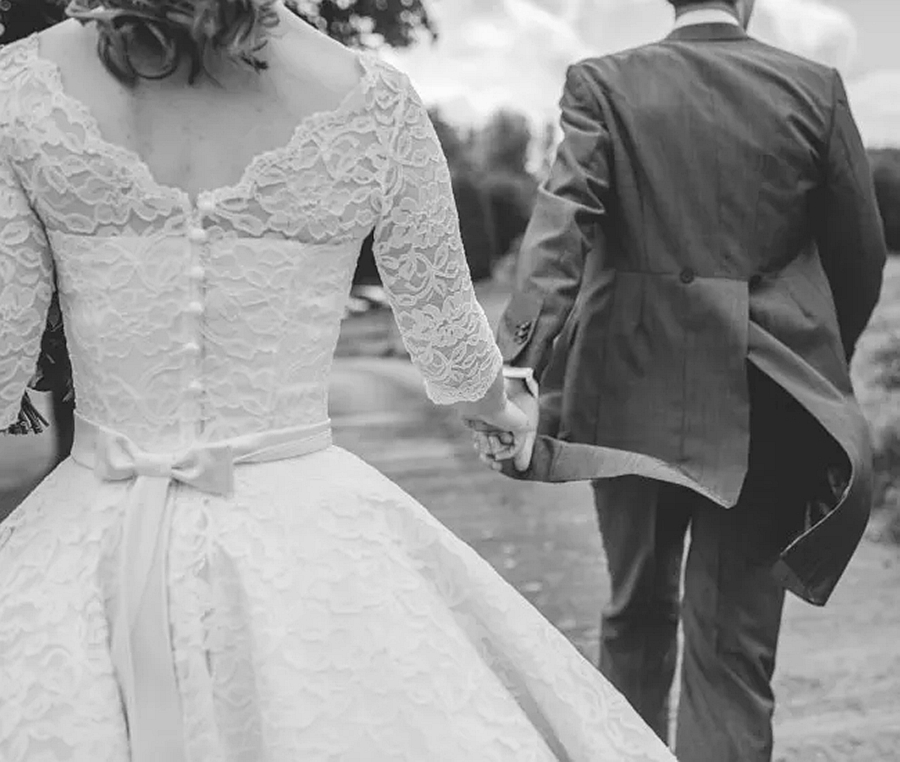 Vintage Tea Length Lace Wedding Dresses With Pleats Fuchsia Skirt A Line Elegant Bridal Gown Open Back Bow Sash Classic Short Bride Dress