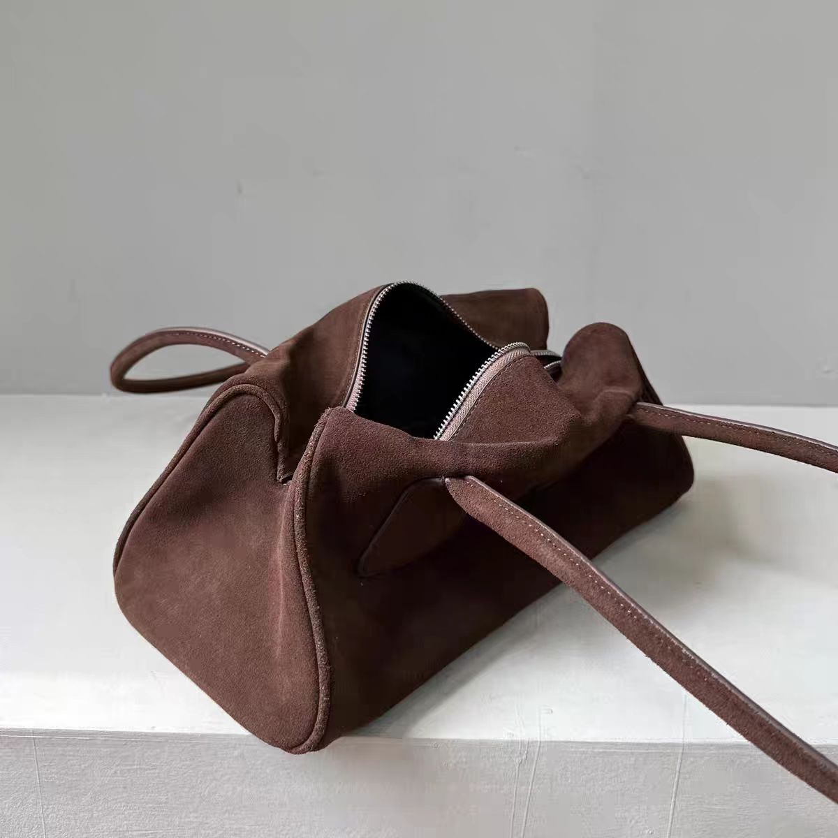 New Ins Chic Niche Stylish Pillow Bowg Tote Large Real Suede Cow Leather Women Shoulder Bag Long Handle Winter Handbag Suede Zipper Style BagVoyage