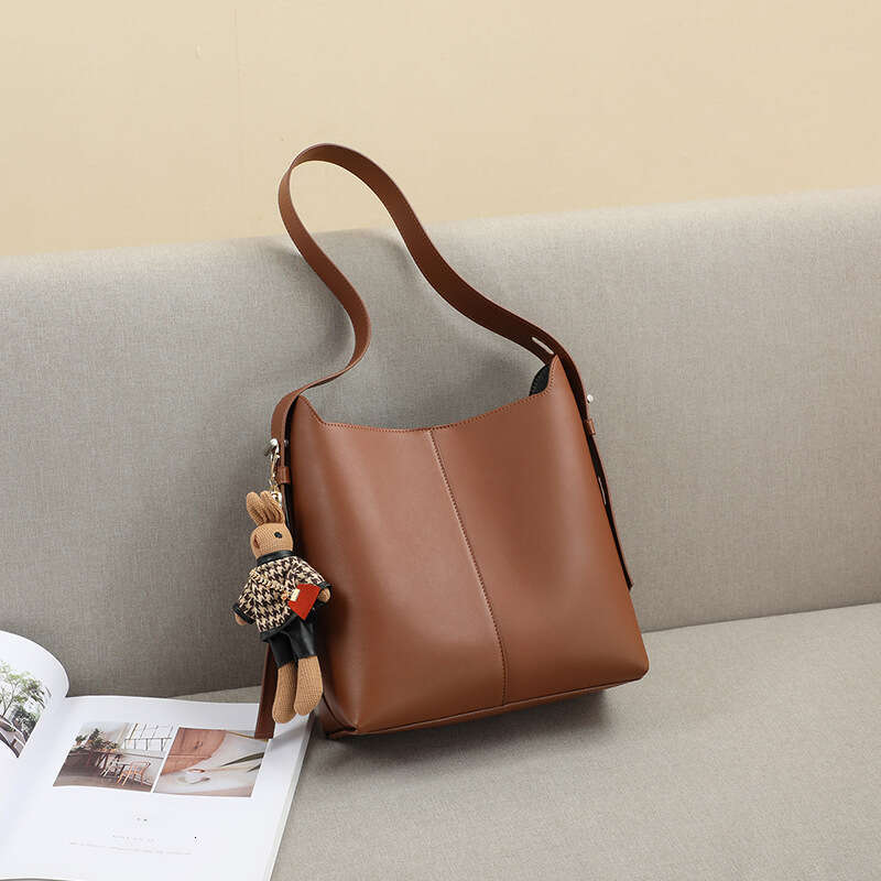 New niche women's crossbody genuine leather bucket bag, fashionable and versatile 2024 large capacity single shoulder armpit bag