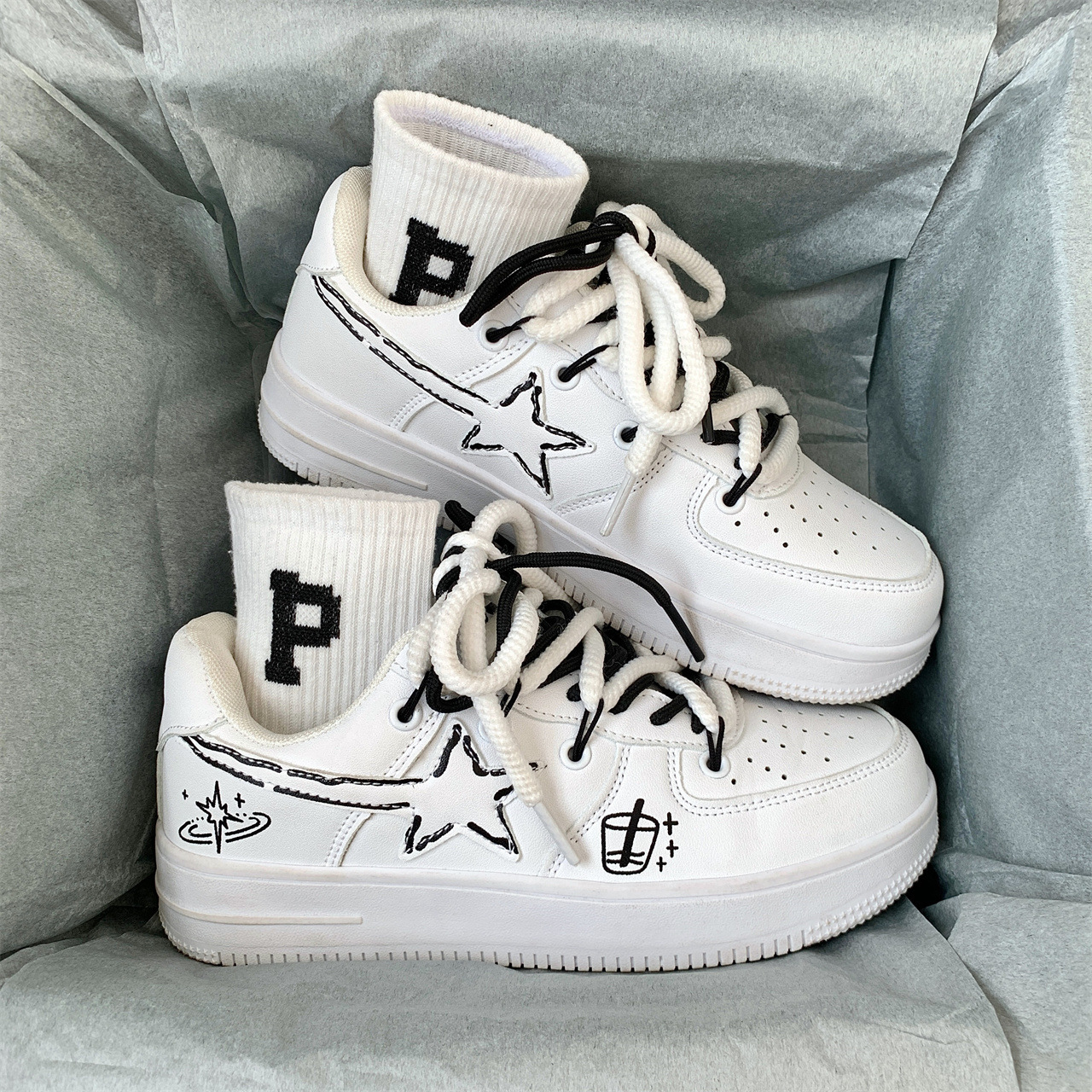 Small Niche Design Graffiti White Men's Instagram Fashion Couple Sports Shoes 2025 Summer New Casual Board Shoes