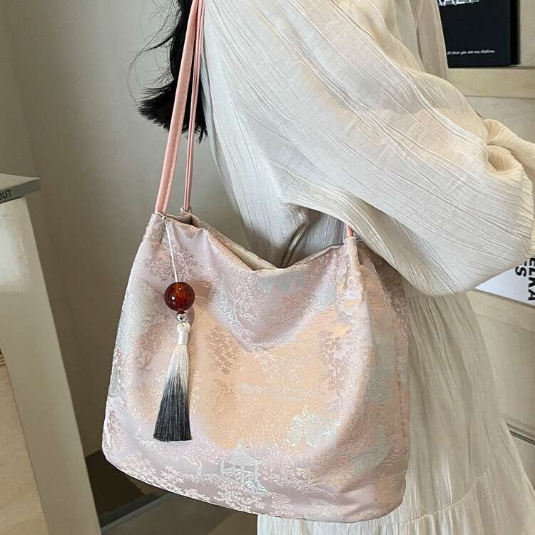 New Chinese style large capacity women's 2024 new trendy and fashionable shoulder super hot water bucket bag