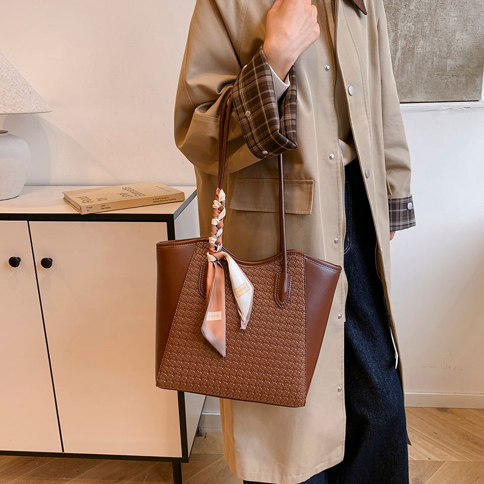 New high-capacity scarf commuting handbag one shoulder diagonal cross bag high-end versatile tote bag
