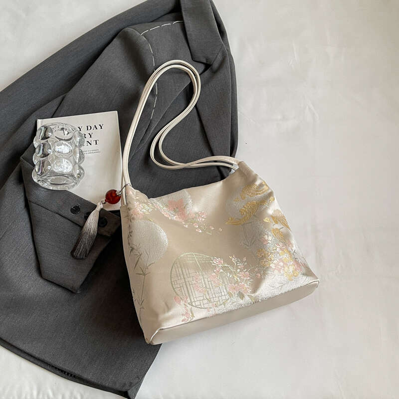 New Chinese style large capacity women's 2024 new trendy and fashionable shoulder super hot water bucket bag