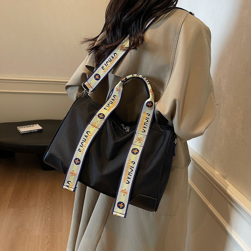 New Large Capacity Street Trendy Designer Travel One Shoulder Cross Shoulder Handbag