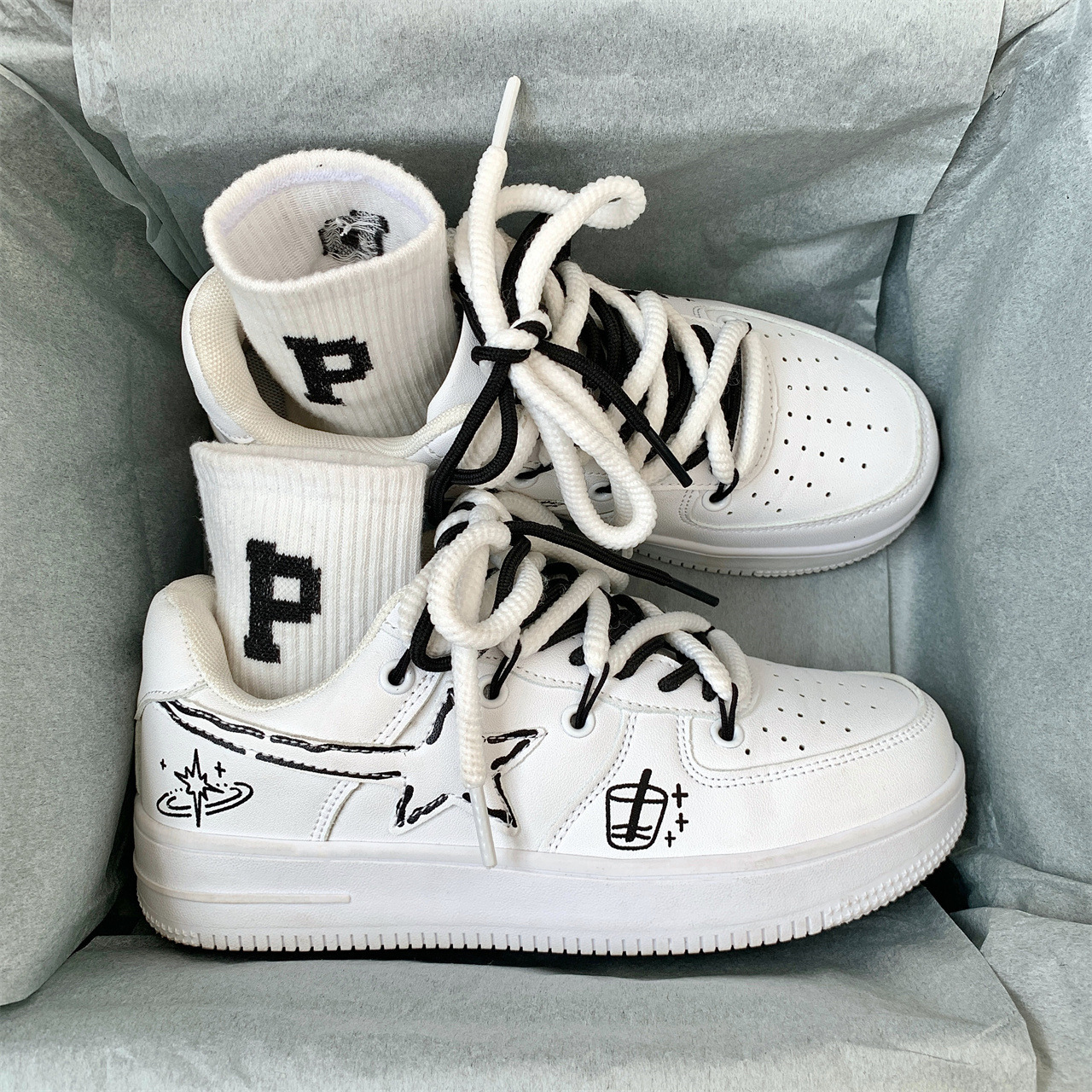 Small Niche Design Graffiti White Men's Instagram Fashion Couple Sports Shoes 2025 Summer New Casual Board Shoes