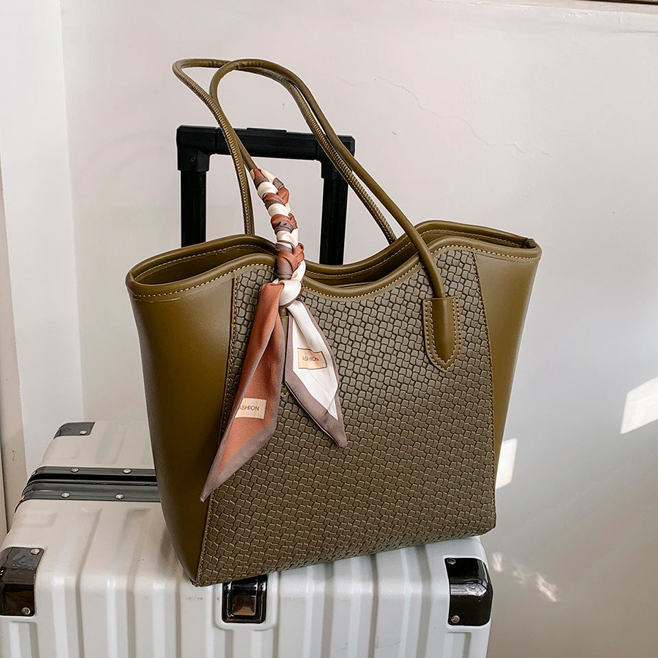 New high-capacity scarf commuting handbag one shoulder diagonal cross bag high-end versatile tote bag