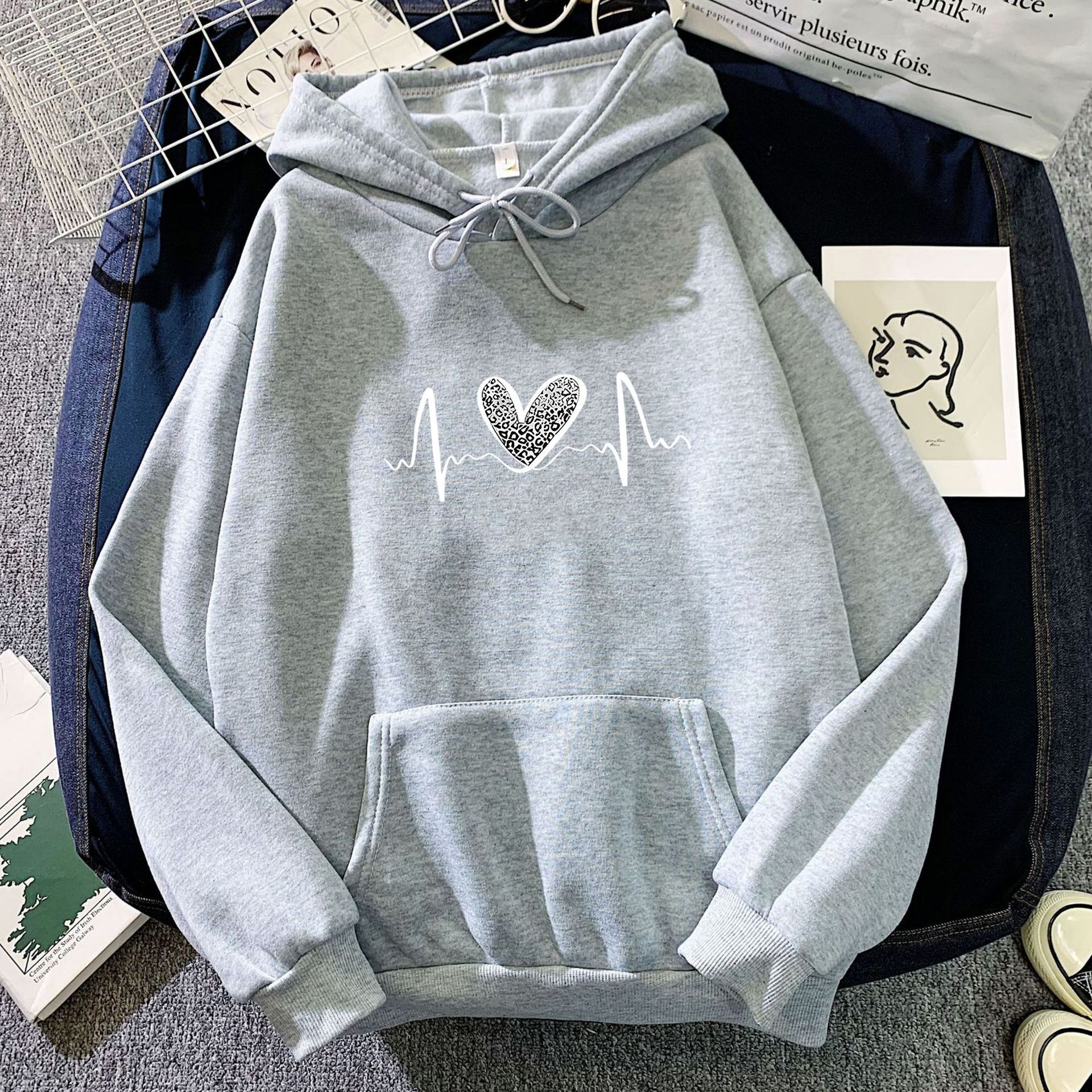 Designer autumn/winter heart-shaped printed hooded sweatshirt for couples, trendy and versatile top