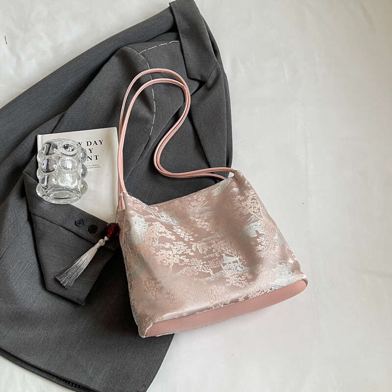 New Chinese style large capacity women's 2024 new trendy and fashionable shoulder super hot water bucket bag