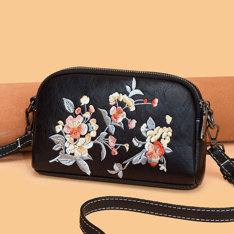 Fashionable light luxury embroidered Chinese ethnic style handbag women, versatile casual, suitable for middle-aged and elderly mothers, single should