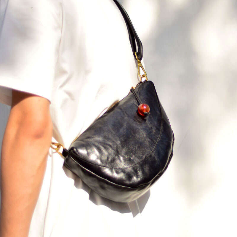 AETOO Handmade Original Leather Men's Crossbody Large Capacity Personality Casual Dumpg Bag Armpit Top Layer Cowhide Men'