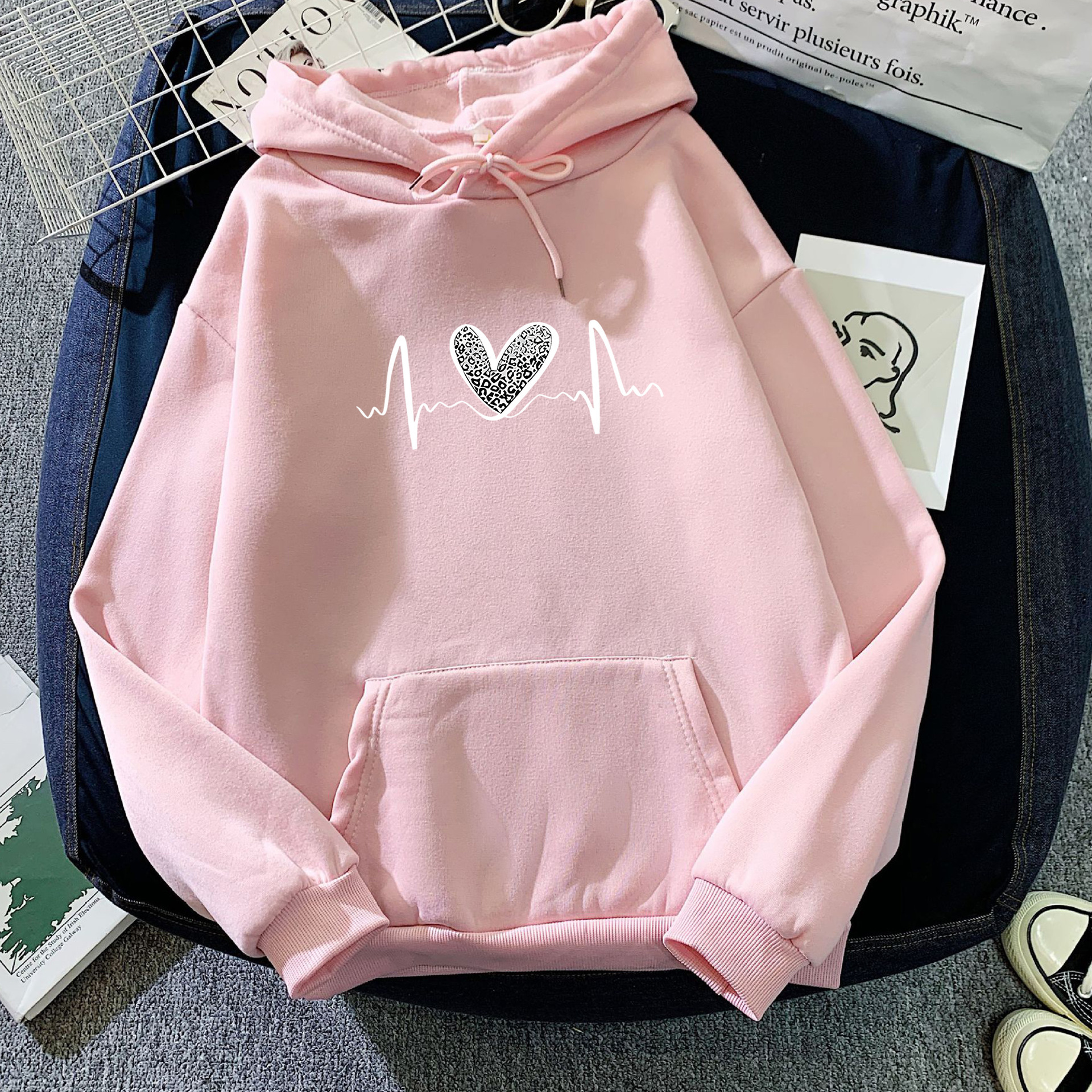 Designer autumn/winter heart-shaped printed hooded sweatshirt for couples, trendy and versatile top