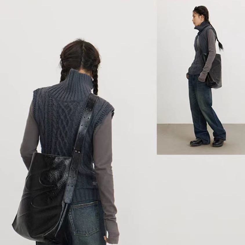 2025S Designer Large Capacity for Women Simple Soft Leather Single Underarm Bag Tongqin Cross Shoulder Oil Wax Bag