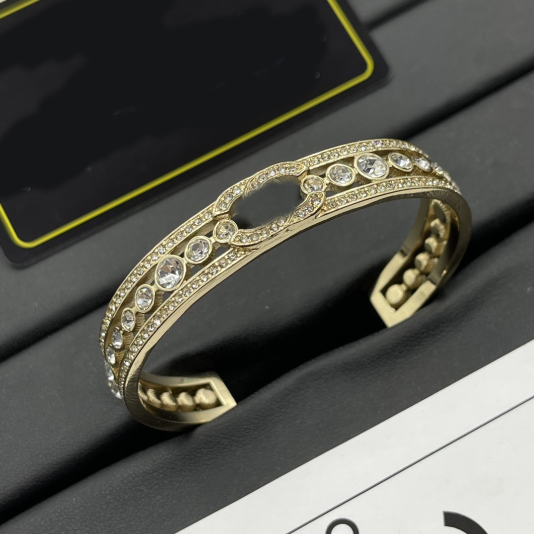 Luxury Bracelet Designer Classic Bracelet Designer for Women Cuff Bangle Stainless Steel Designer Cuff Jewelry Party Gift