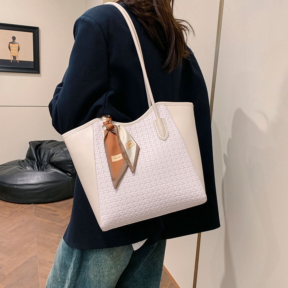 New high-capacity scarf commuting handbag one shoulder diagonal cross bag high-end versatile tote bag
