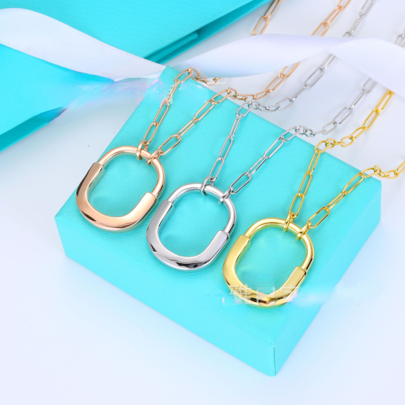 Designer Pendant Necklaces New LOCK Series Medium Lock Head Necklace Copper Plated Diamond Fashion Clavicle Chain