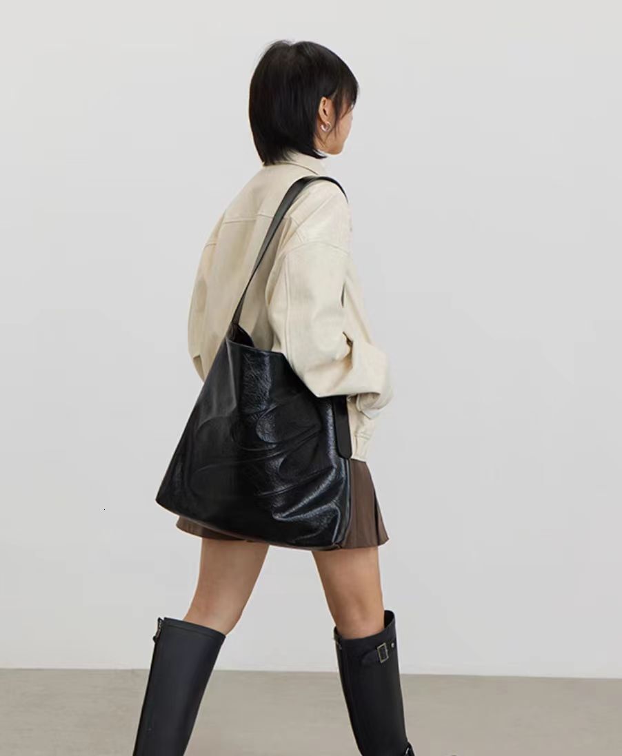 2025S Designer Large Capacity for Women Simple Soft Leather Single Underarm Bag Tongqin Cross Shoulder Oil Wax Bag