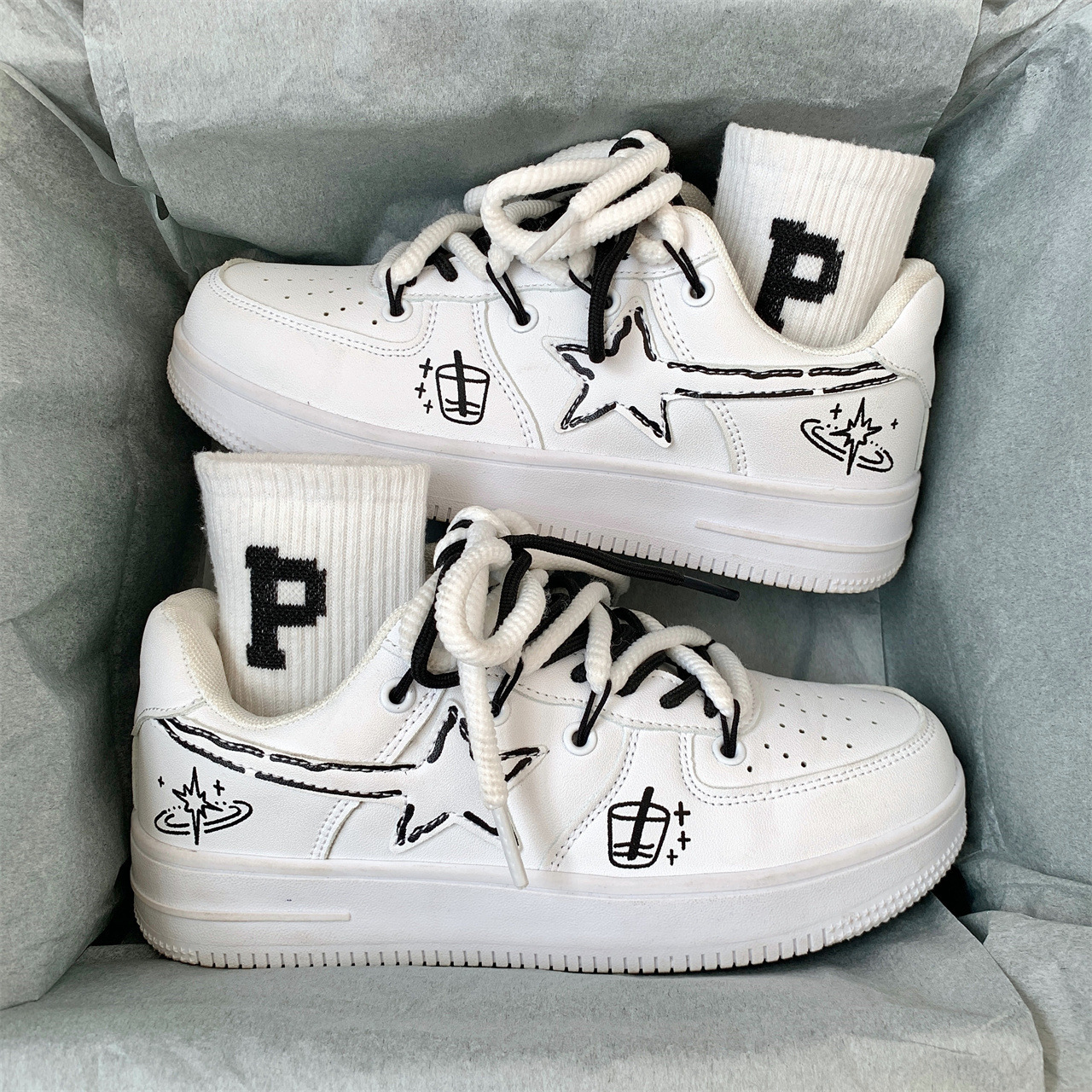 Small Niche Design Graffiti White Men's Instagram Fashion Couple Sports Shoes 2025 Summer New Casual Board Shoes