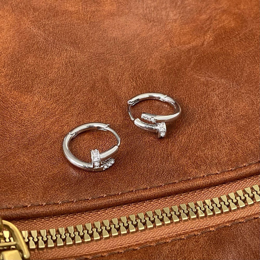 Fashionable and minimalist micro inlaid circular earrings, rose gold card nail shaped women's earrings