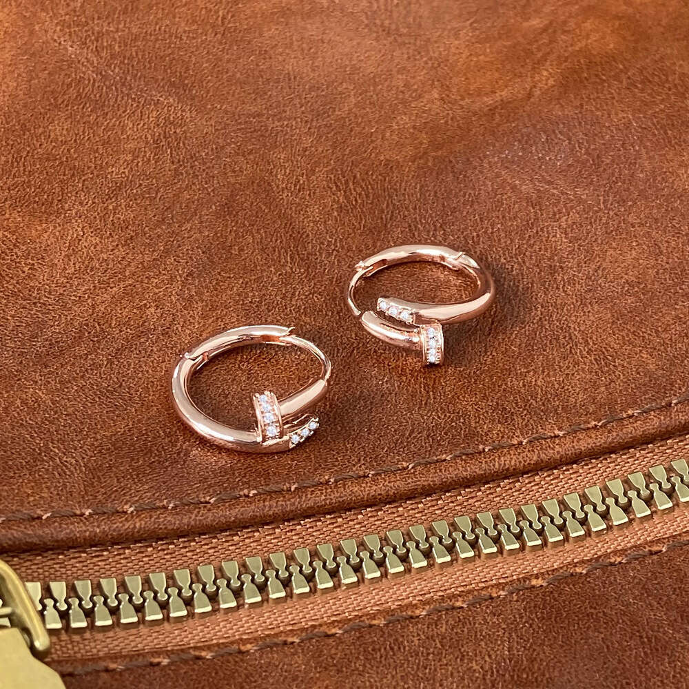 Fashionable and minimalist micro inlaid circular earrings, rose gold card nail shaped women's earrings