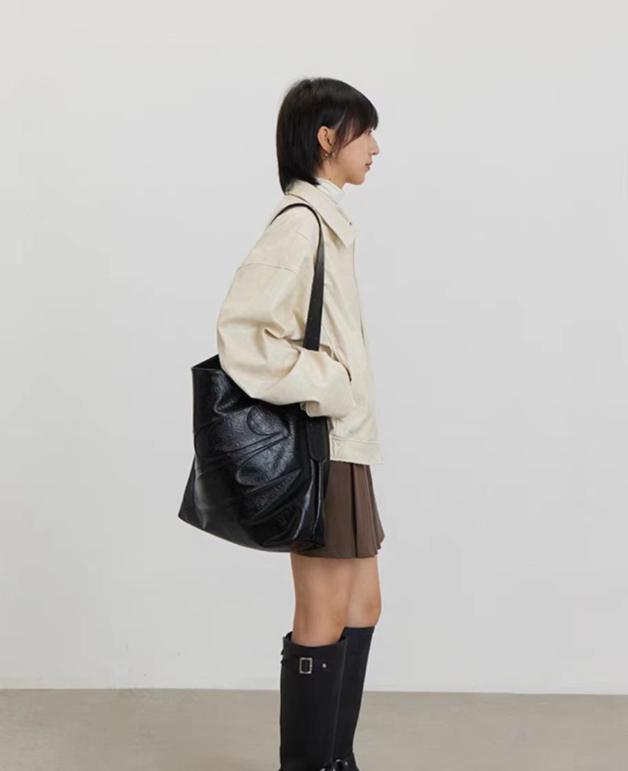 2025S Designer Large Capacity for Women Simple Soft Leather Single Underarm Bag Tongqin Cross Shoulder Oil Wax Bag