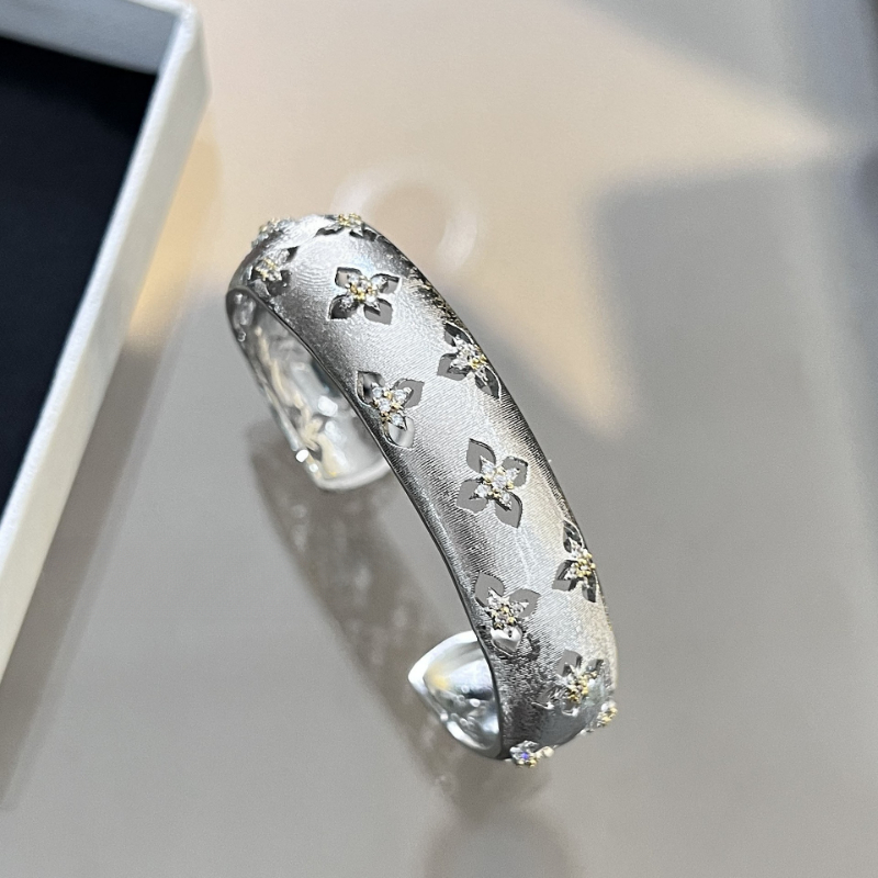 Jewellery Collection Italian Style Handcrafted Palace Hollow Clover Design Gold Plated Textured with Matching Ring Earrings Necklace for Wedding Anniv