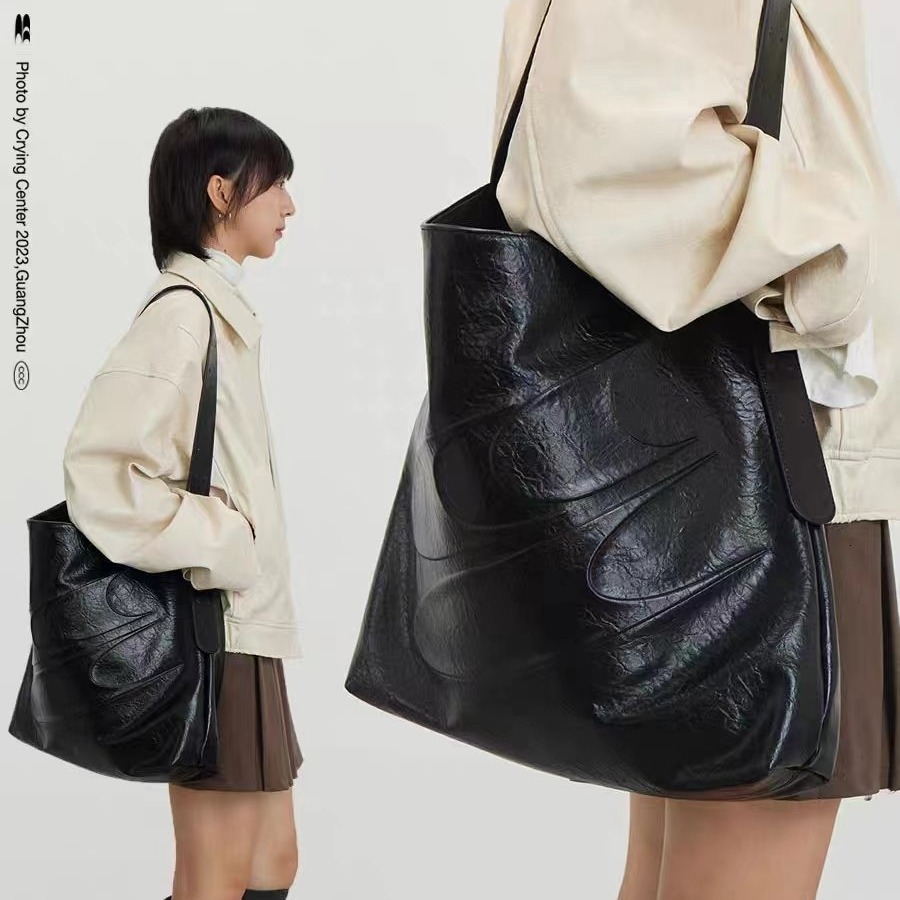 2025S Designer Large Capacity for Women Simple Soft Leather Single Underarm Bag Tongqin Cross Shoulder Oil Wax Bag