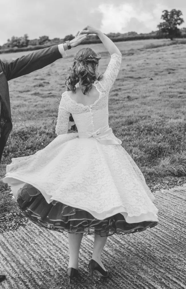 Vintage Tea Length Lace Wedding Dresses With Pleats Fuchsia Skirt A Line Elegant Bridal Gown Open Back Bow Sash Classic Short Bride Dress