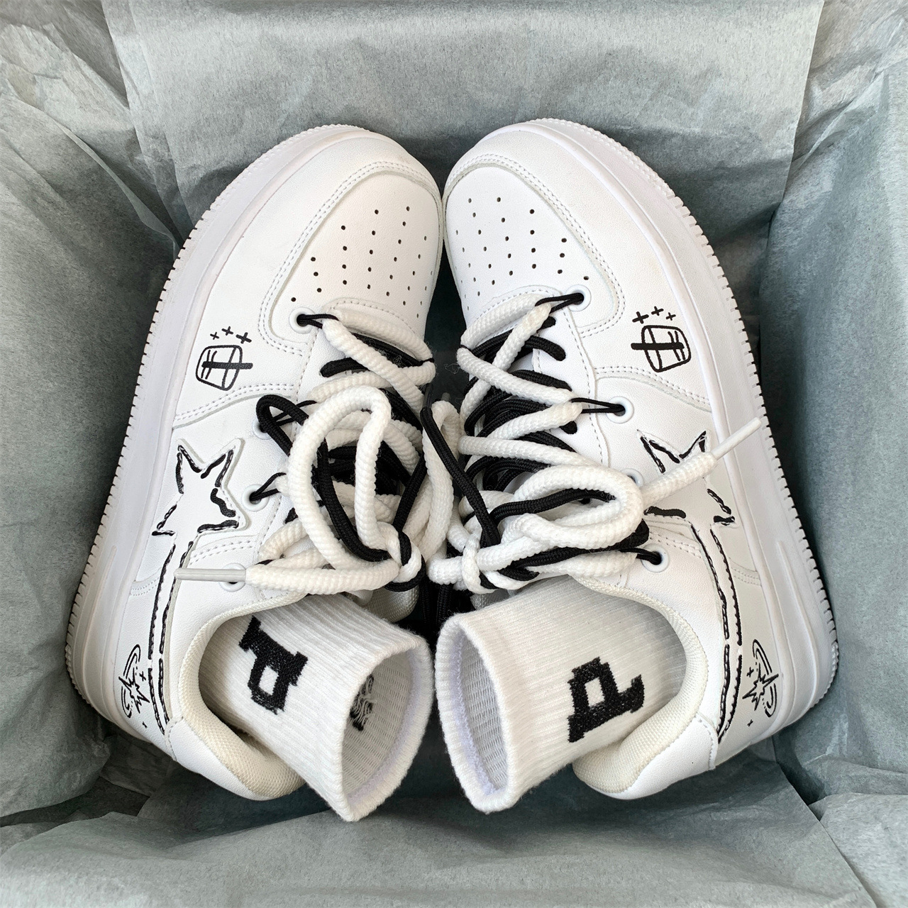 Small Niche Design Graffiti White Men's Instagram Fashion Couple Sports Shoes 2025 Summer New Casual Board Shoes