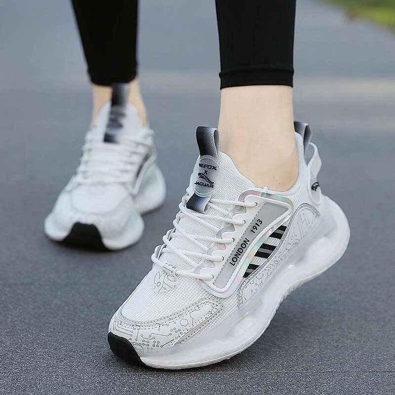 Man Casual Sneaker Sports Summer Lightweight Shoes for Men Athletic HikingTrekking Customs Korean Style Products Comfortable 39