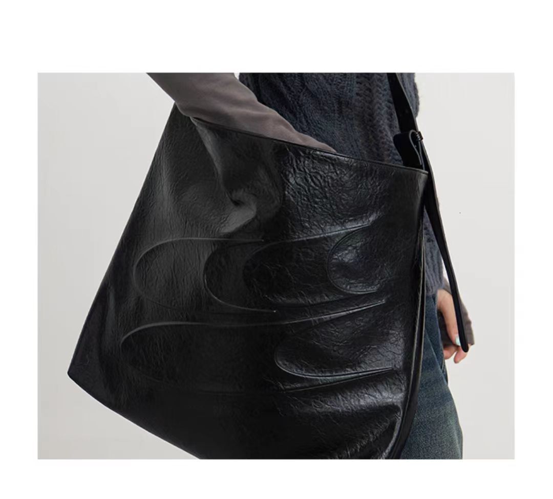 2025S Designer Large Capacity for Women Simple Soft Leather Single Underarm Bag Tongqin Cross Shoulder Oil Wax Bag