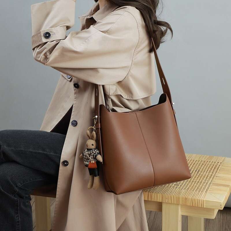 New niche women's crossbody genuine leather bucket bag, fashionable and versatile 2024 large capacity single shoulder armpit bag