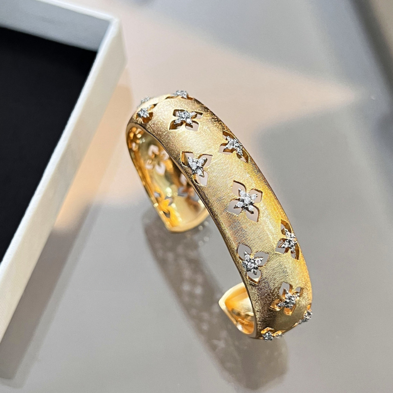 Jewellery Collection Italian Style Handcrafted Palace Hollow Clover Design Gold Plated Textured with Matching Ring Earrings Necklace for Wedding Anniv