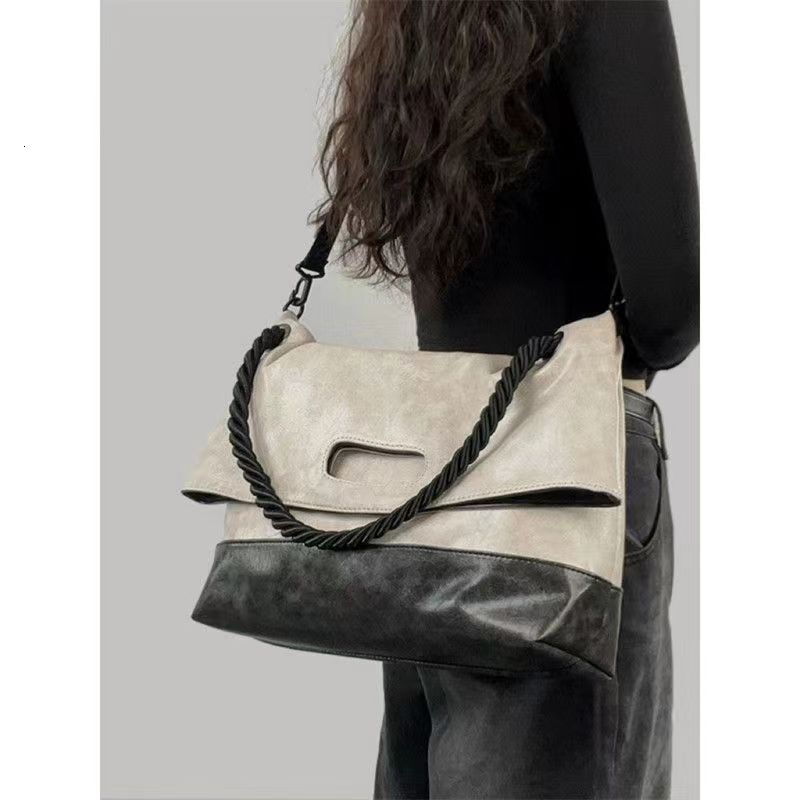 New A4 Level Women's Niche Soft Leather Can Accommodate Cross Body Commuting Designer Bag
