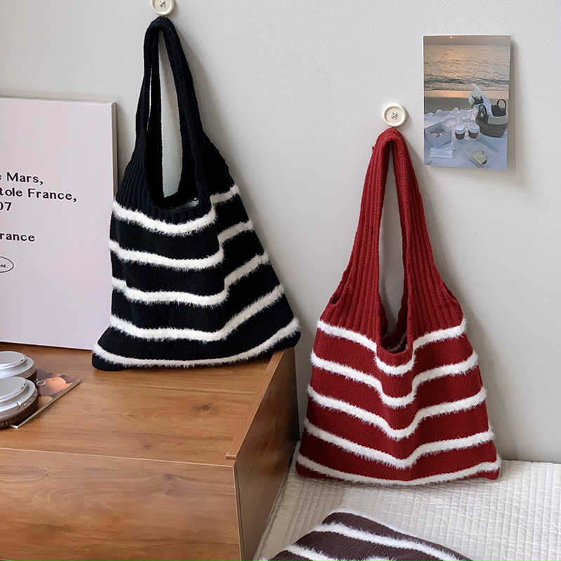 Single shoulder bag girls, high-end, niche, large capacity, autumn winter new striped knitted yarn commuting handbag 241115