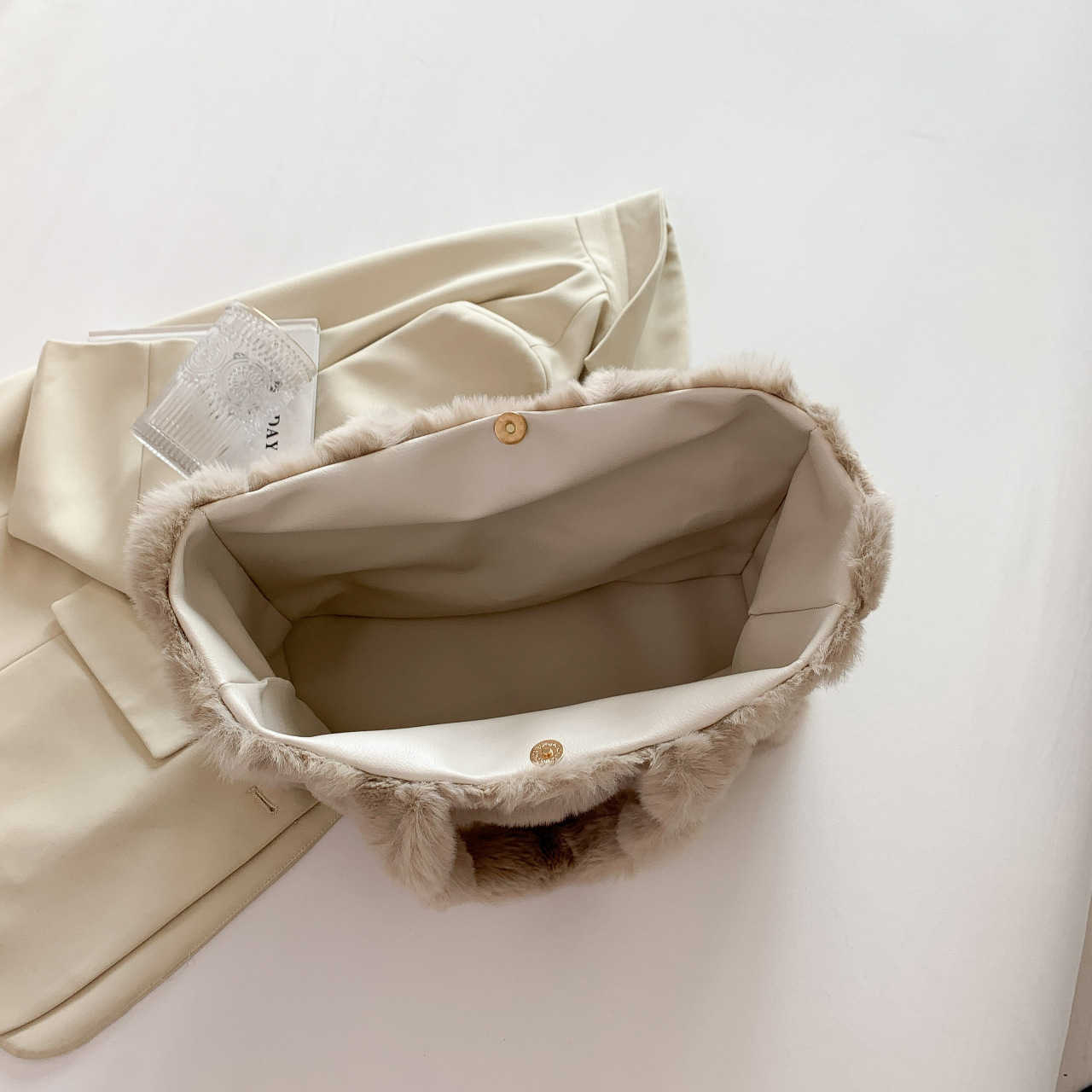 Winter furry women's bag, three-dimensional fashion, large capacity women's shoulder bag, soft plush handbag, crossbody bag 241115