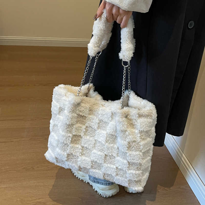 Large Capacity Plaid Fur Bag Lazy Style Shoulder Winter Bags New Casual Armpit Plush Hand Held Tote Bag Womens Handbags 241111