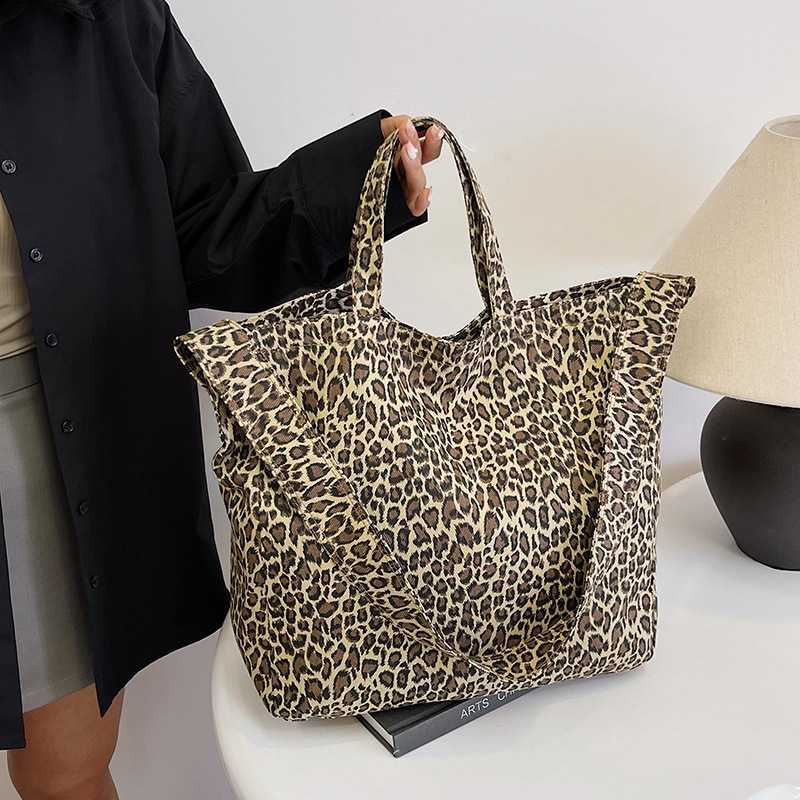 Large capacity leopard print fashionable shoulder bag for women's new style, simple and personalized tote bag, large shopping bag, versatile trav