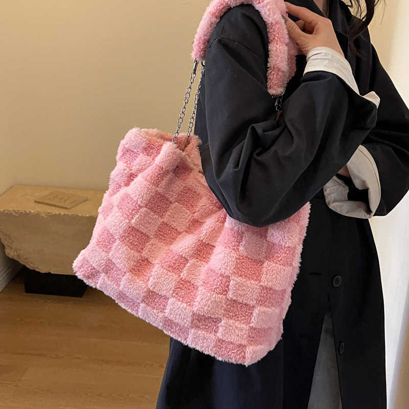 Large Capacity Plaid Fur Bag Lazy Style Shoulder Winter Bags New Casual Armpit Plush Hand Held Tote Bag Womens Handbags 241111