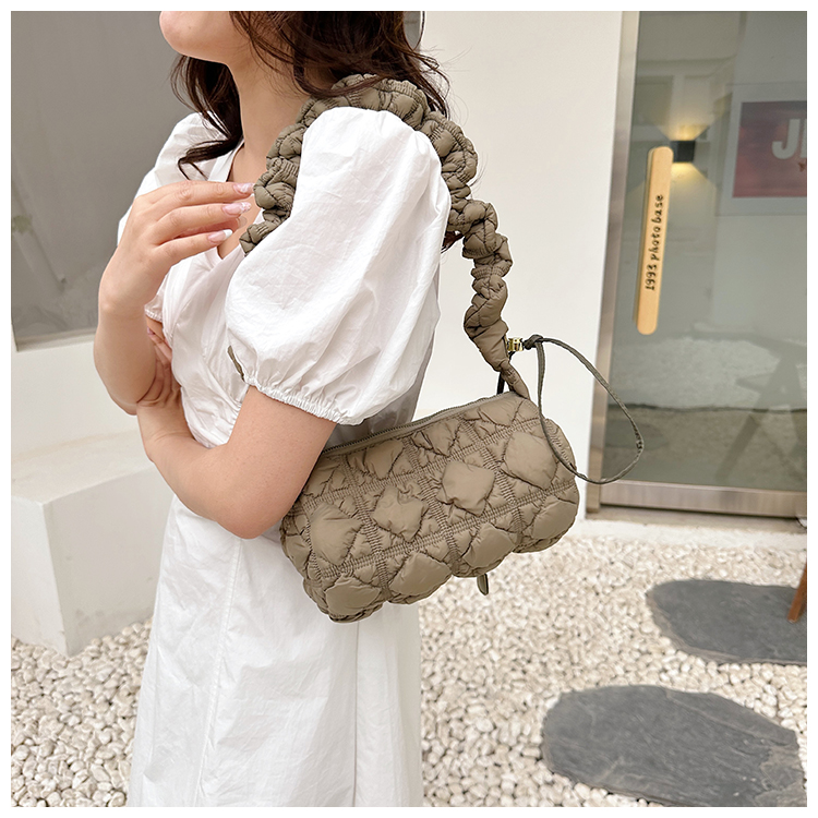 Wrinkle Bag for Women Cloud Shoulder Bags Padded Pleated Crossbody Bag Quilted Handbags Purse Cylindrical Underarm Bag 2023 주름가방