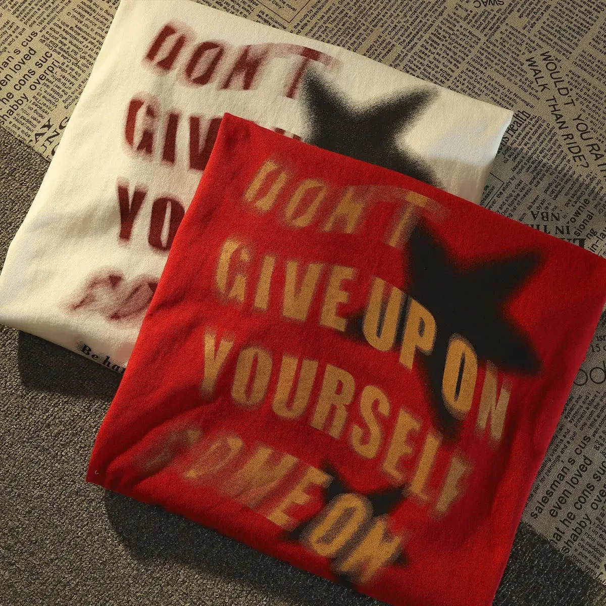 Cotton personality Graffiti Print T-shirt Top Fashion Y2K Men and Women Loose Street Hip Hop Retro Simple Short Sleeve Top 240409