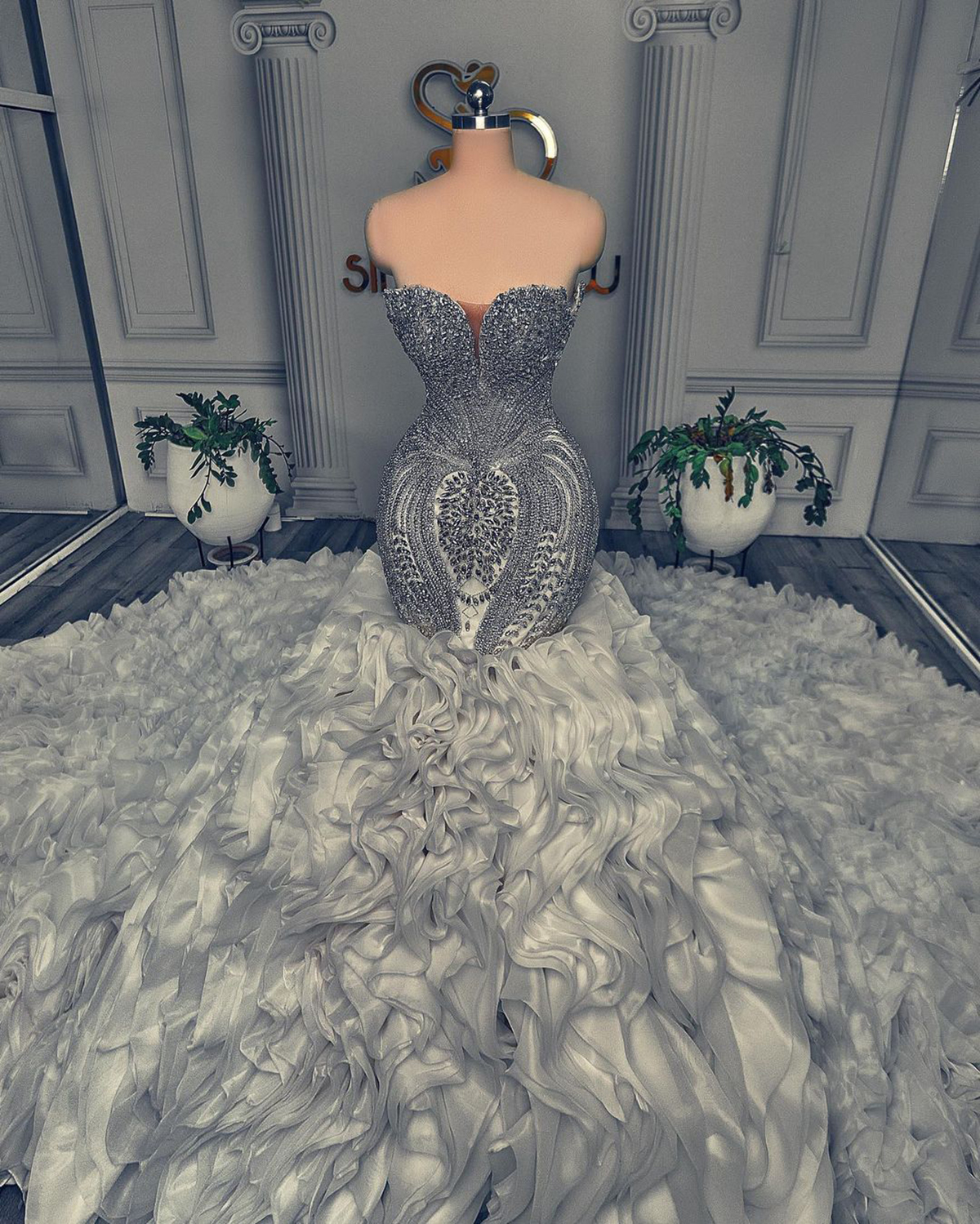 Crystal Mermaid urious Wedding Dresses Bridal Gowns Ruffle Tiered Custom Made Rhie Sleeveless Illusion Sweep Train Vestidos De Novia