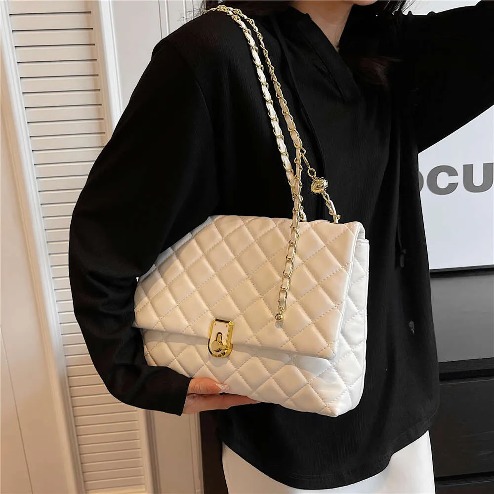 Women's Leather Quilted Crossbody Bag: Hot Designer Chain Shoulder Handbag, Large Capacity 2024